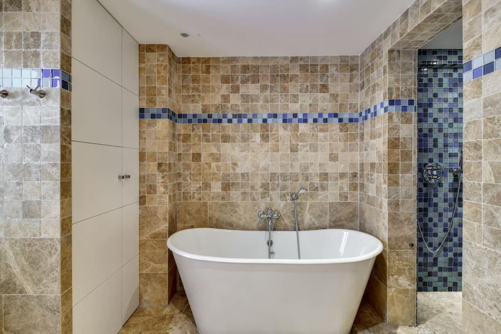 Big Stylish And Modern Apartment In Madrid Centre Luaran gambar